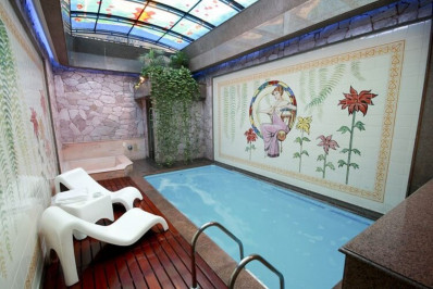 Corpo de mulher é encontrado em piscina de motel em São Paulo