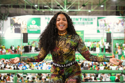 Iza participa de feijoada na quadra da Imperatriz Leopoldinense