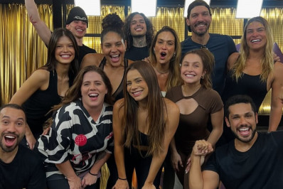 Lexa posa com ex-participantes do 'Dança dos Famosos' durante ensaio