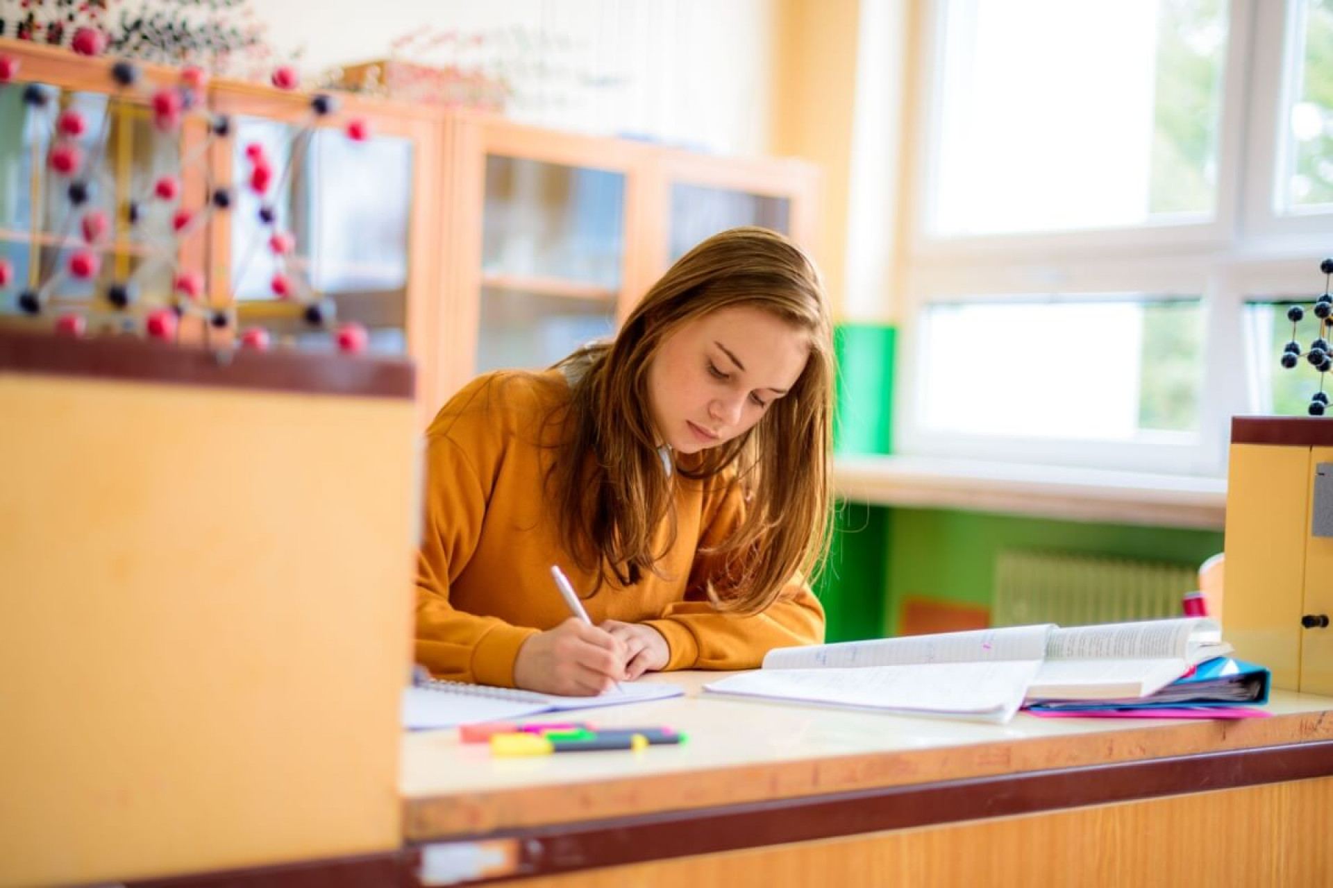 Entender a aplica&ccedil;&atilde;o da qu&iacute;mica no dia a dia &eacute; essencial para se dar bem na prova de Ci&ecirc;ncias da Natureza do Enem (Imagem: ABO PHOTOGRAPHY | Shutterstock)