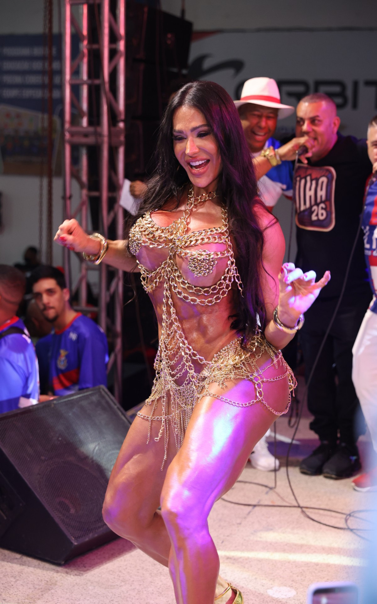 Gracyanne Barbosa se esbalda em evento da União da Ilha