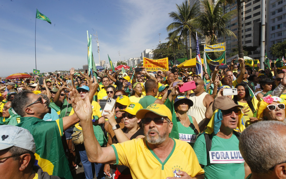 Manifestação pro Bolsonaro na Praia de Copacabana, neste domingo (03).
 - Reginaldo Pimenta/Agência O Dia