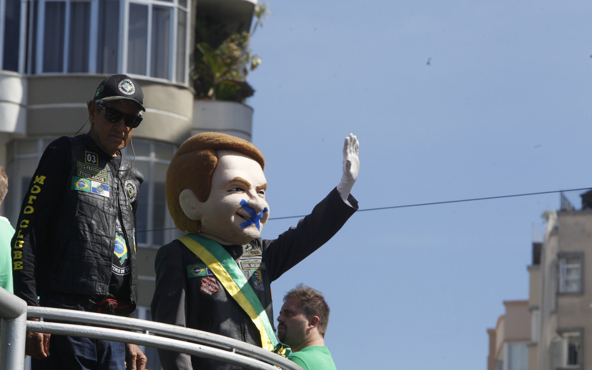 Manifestação pro Bolsonaro na Praia de Copacabana, neste domingo (03).
 - Reginaldo Pimenta/Agência O Dia