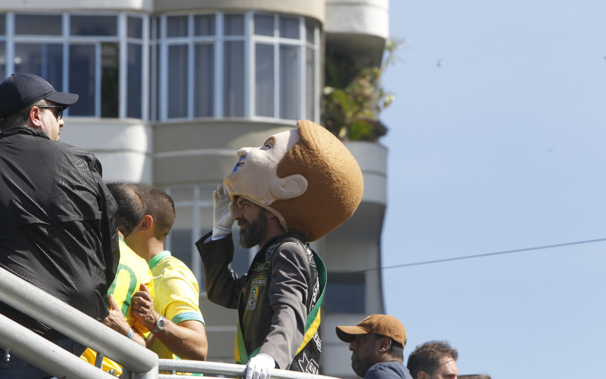 Manifestação pro Bolsonaro na Praia de Copacabana, neste domingo (03).
 - Reginaldo Pimenta/Agência O Dia