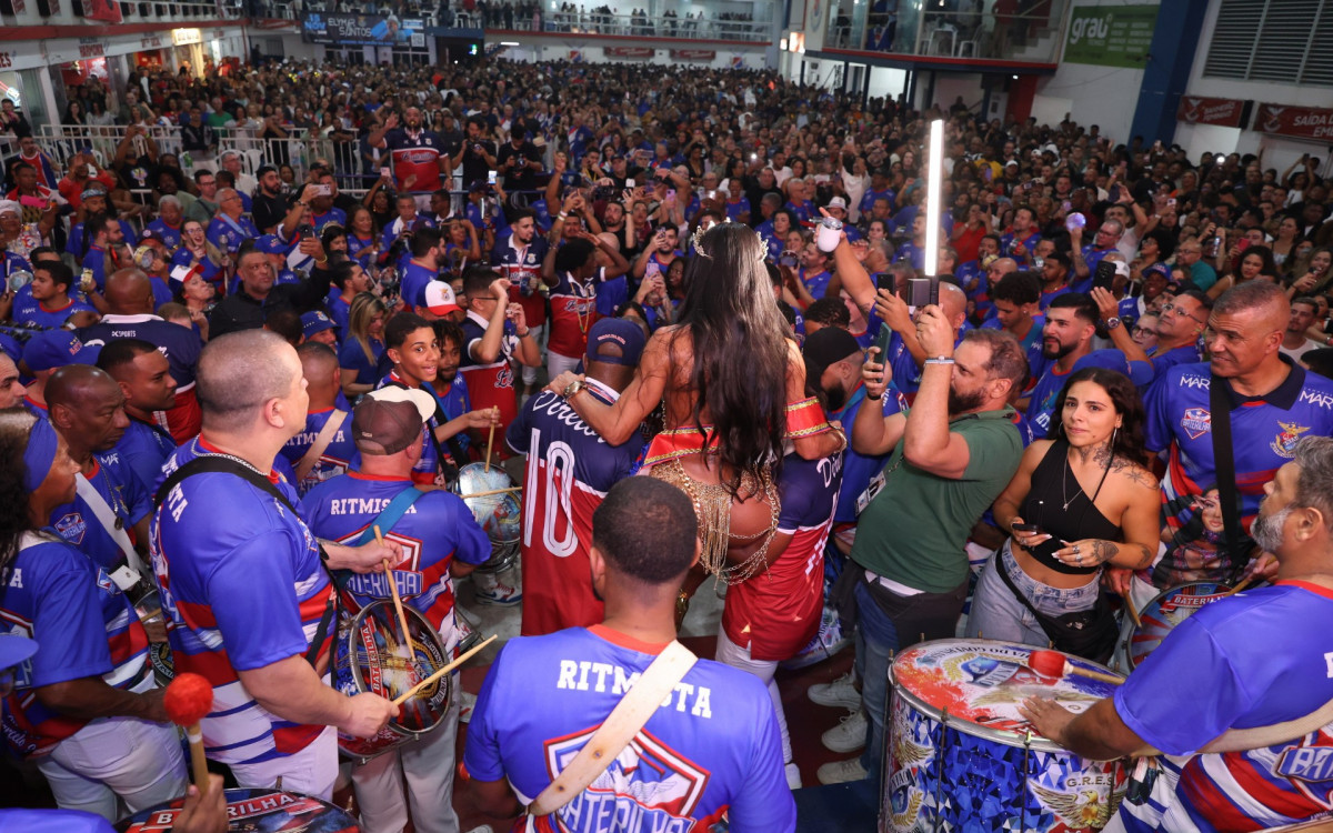 Gracyanne Barbosa é coroada rainha de bateria da União da Ilha