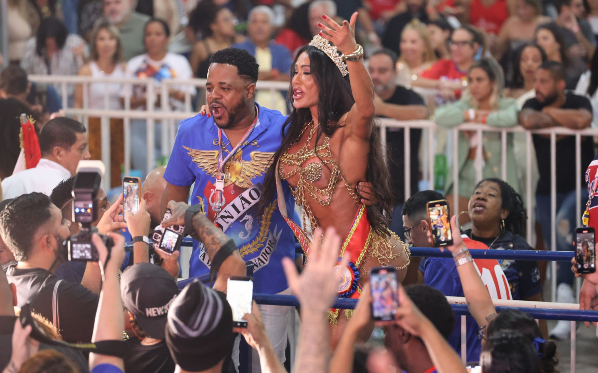 Gracyanne Barbosa é coroada rainha de bateria da União da Ilha