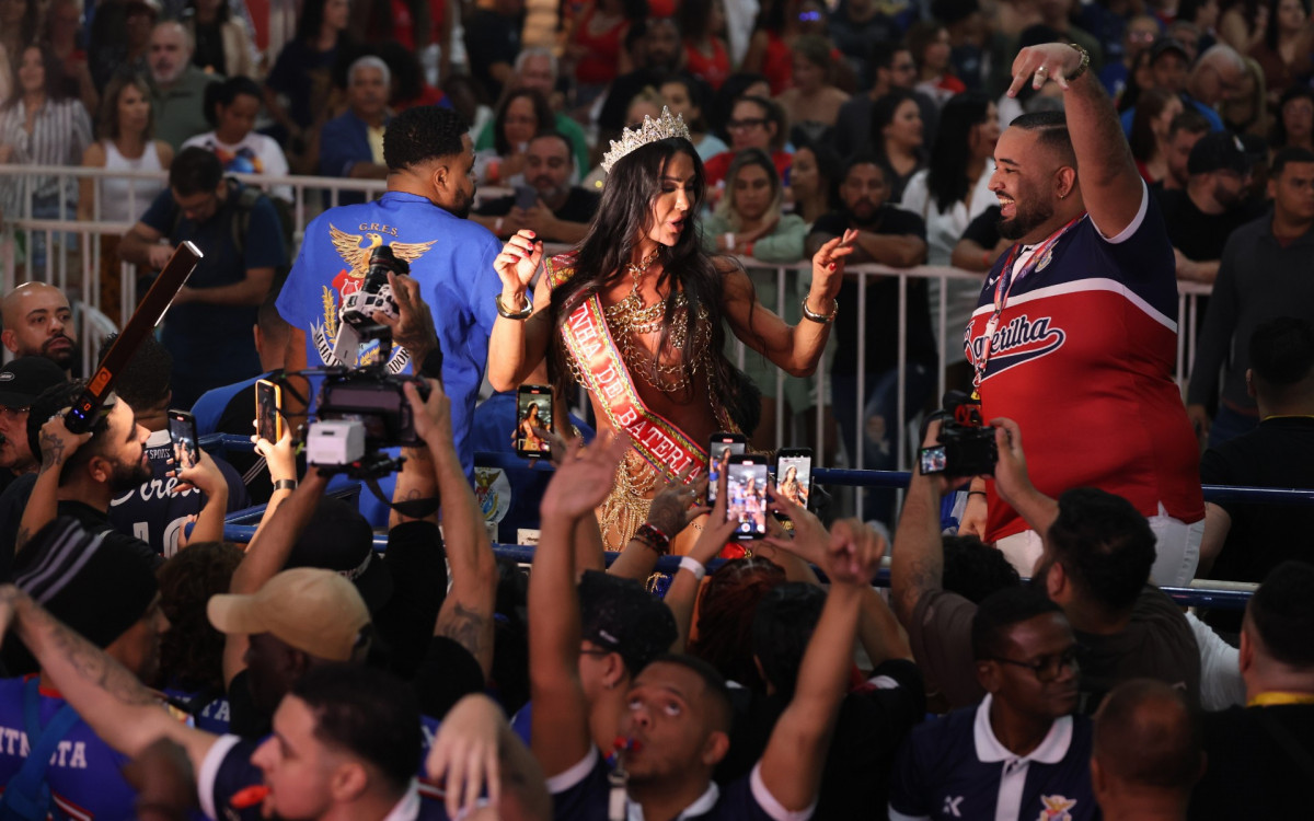 Gracyanne Barbosa é coroada rainha de bateria da União da Ilha