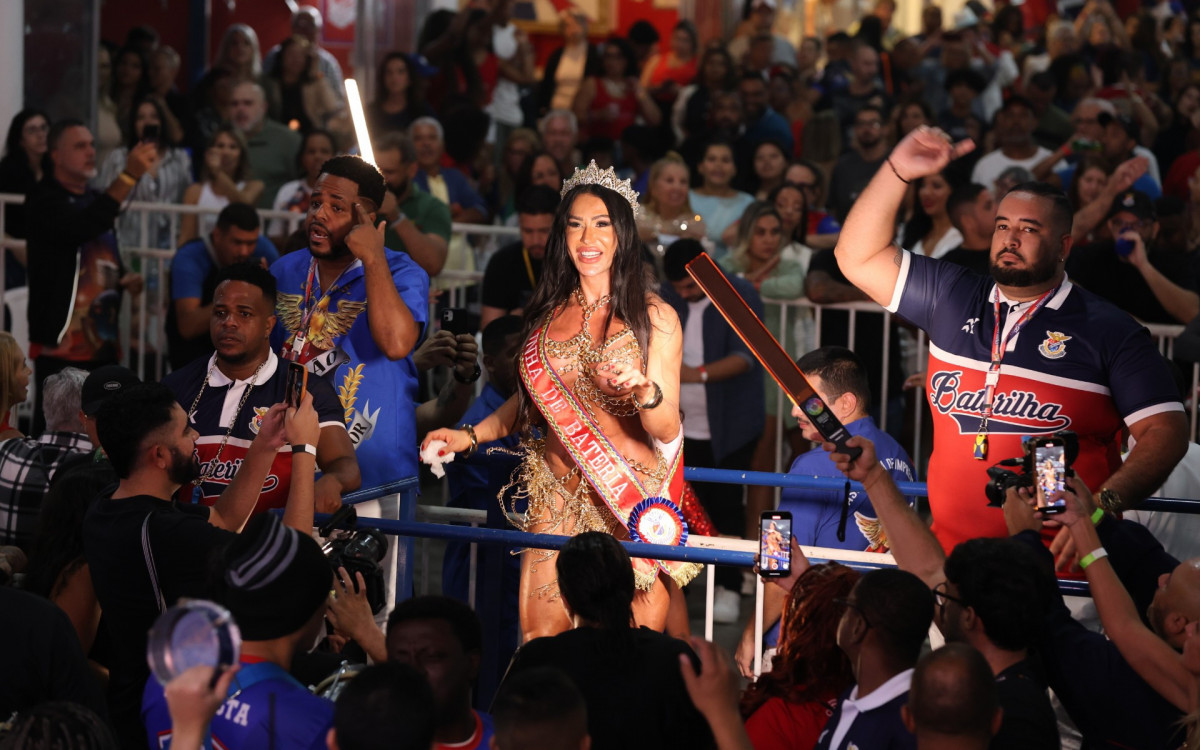 Gracyanne Barbosa é coroada rainha de bateria da União da Ilha