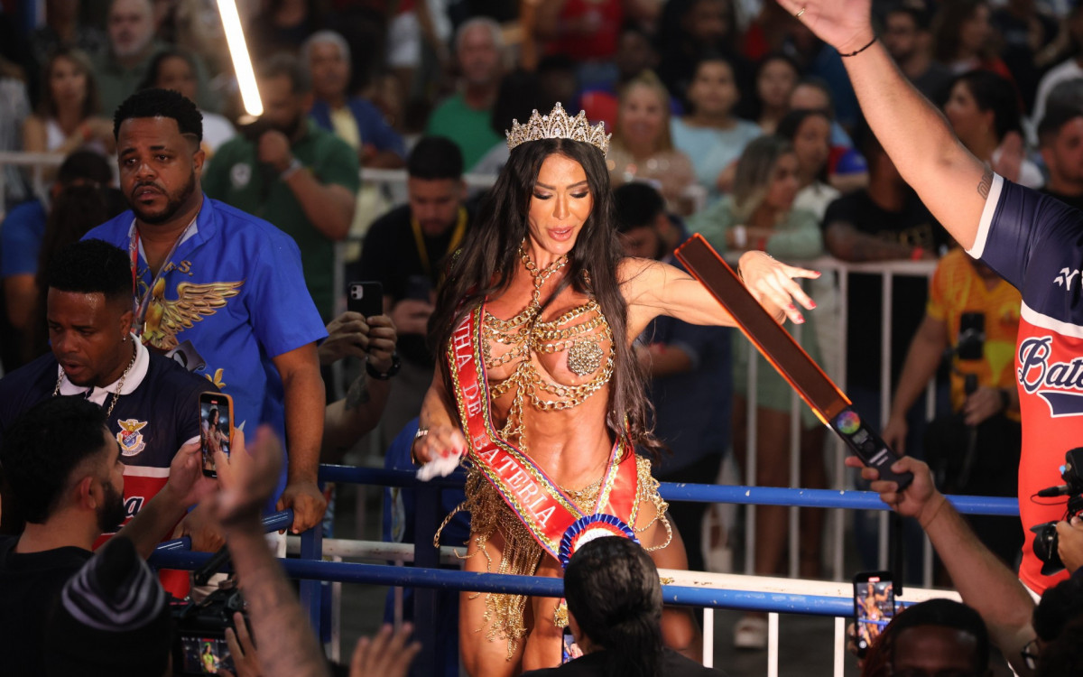 Gracyanne Barbosa é coroada rainha de bateria da União da Ilha