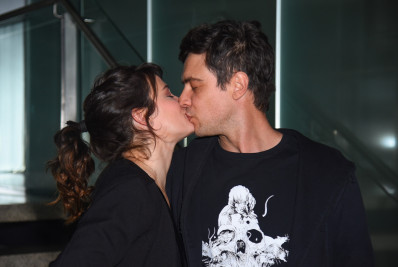Sergio Guizé e Bianca Bin trocam beijinhos em estreia de peça