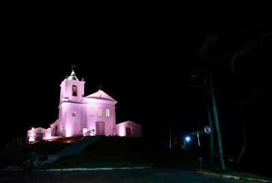 Luzes lilás na Capela de São João Batista marcam campanha contra a violência doméstica