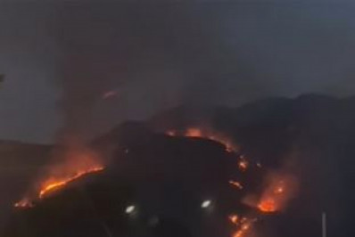 Vídeo: Incêndio atinge vegetação e chega próximo à casas na Zona Oeste