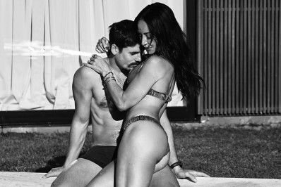 Sabrina Sato e Nicolas Prattes elevam a temperatura em dia de piscina