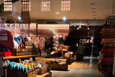 Gambá é flagrado preso em loja fechada na Rua das Pedras, em Búzios