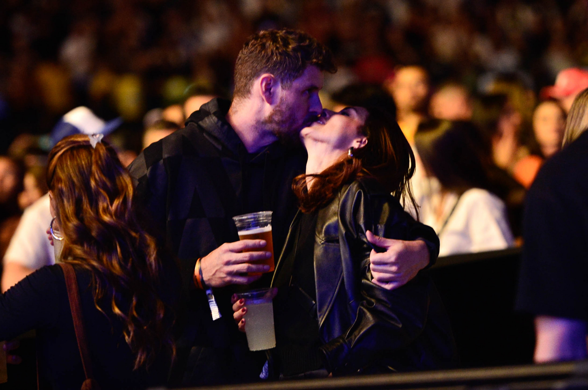 Bruninho beija mulher no show do Sorriso Maroto  - Eduardo Martins / Brazil News