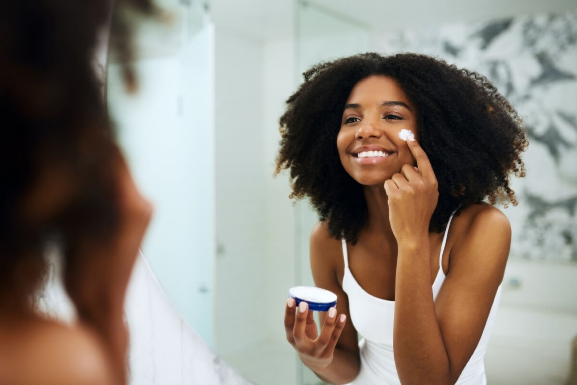 Manter a pele negra saudável e radiante requer cuidados especiais (Imagem: PeopleImages.com - Yuri A | Shutterstock)