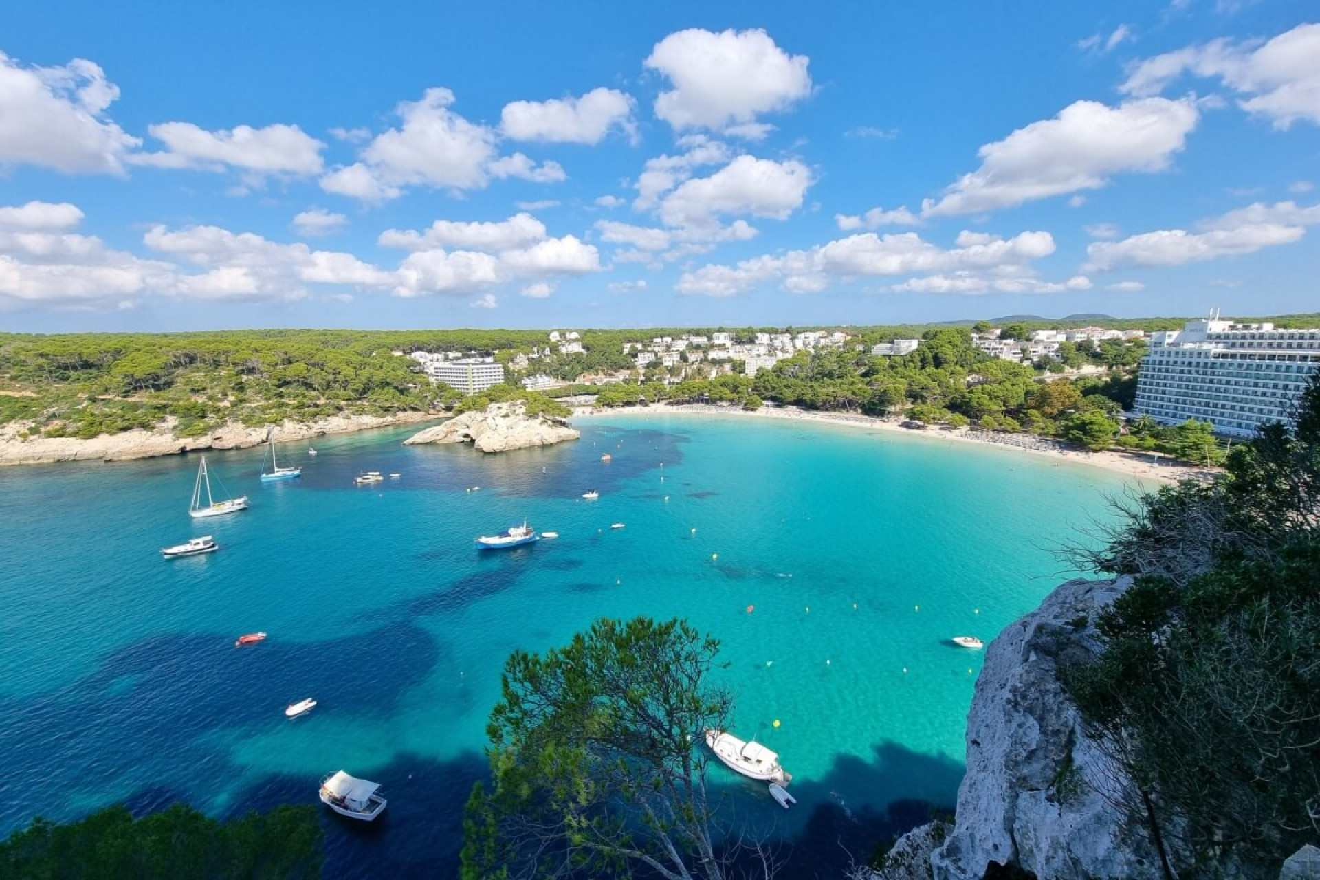 Menorca oferece o equil&iacute;brio perfeito entre belezas naturais, cultura rica, boa comida e festas animadas (Imagem: BenH1994 | Shutterstock)