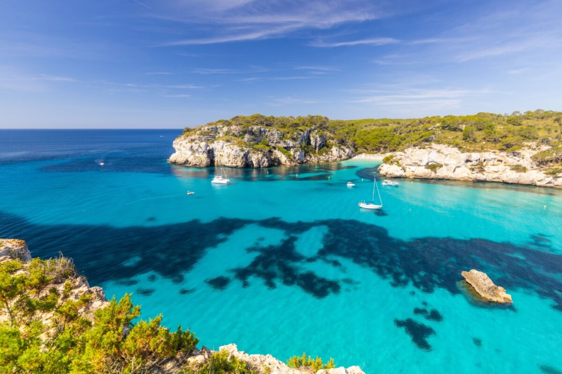 Menorca oferece um equil&iacute;brio perfeito entre belezas naturais, riqueza cultural e gastronomia de alto n&iacute;vel (Imagem: Andrzej Rostek | Shutterstock) 