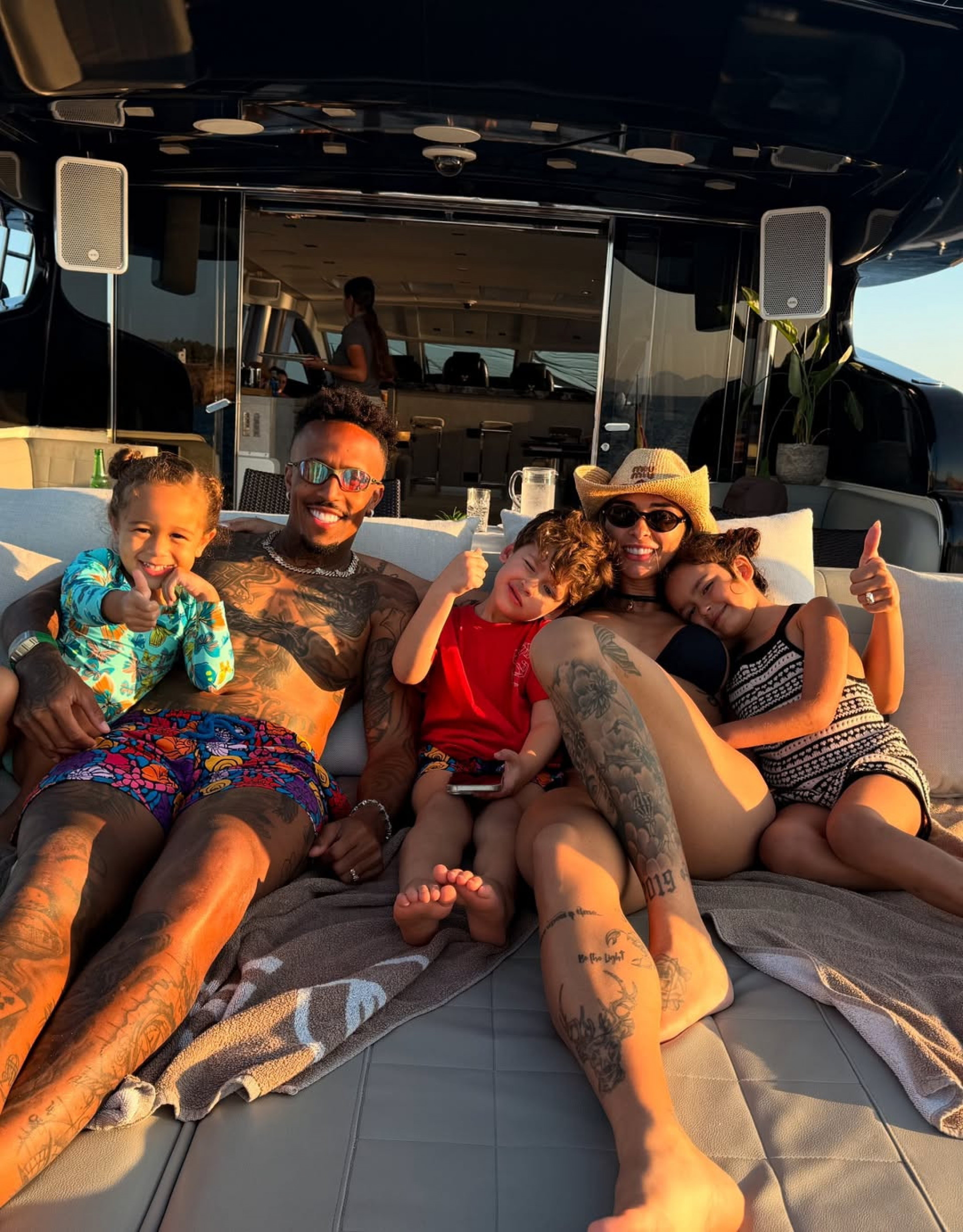 Tainá Castro, Éder Militão e os três filhos de outra relações 