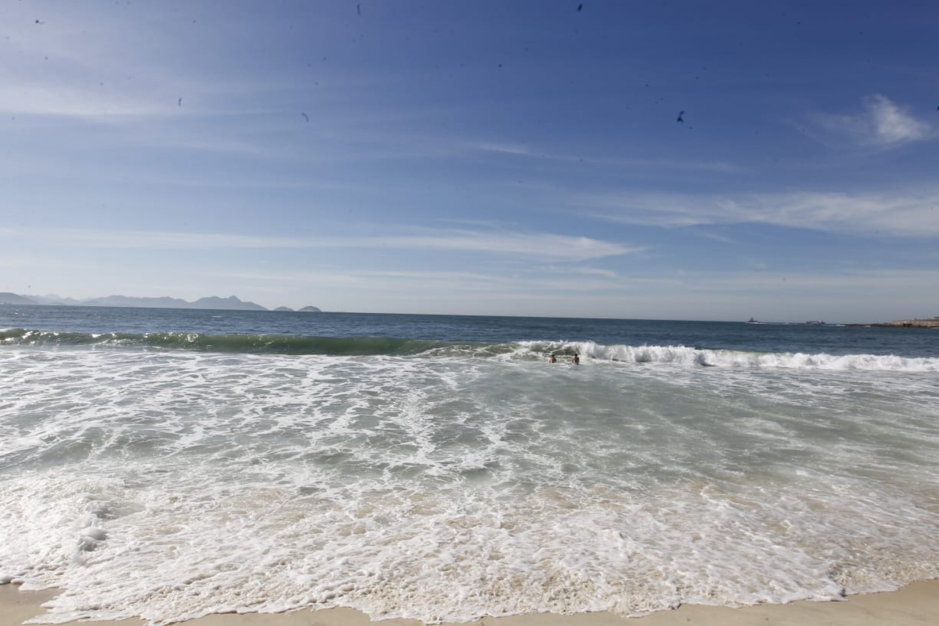 Cariocas aproveitaram o dia de sol para mergulhar na Praia de Copacabana - Reginaldo Pimenta / Agência O Dia