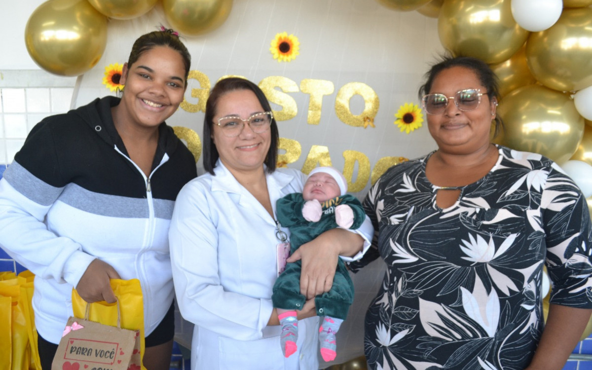 Alíria Aparecida (dir), avó da recém-nascida Maitê, participou da ação no Centro de Saúde Aníbal Viriato