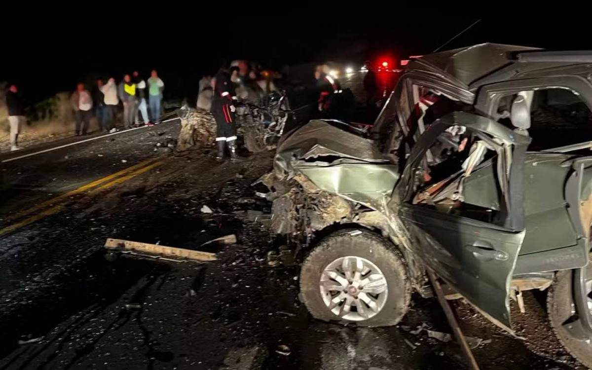 Veículos envolvidos no acidente ficaram totalmente destruídos - Divulgação/Corpo de Bombeiros