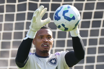 Botafogo manterá John como titular mesmo com negociação com West Ham em andamento