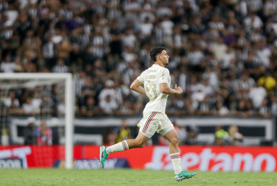 Após quase ir para o futebol português, Victor Hugo volta a ter oportunidade no Flamengo