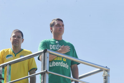 Flávio Bolsonaro reage à prisão do pai e acusa STF de 'ditadura'