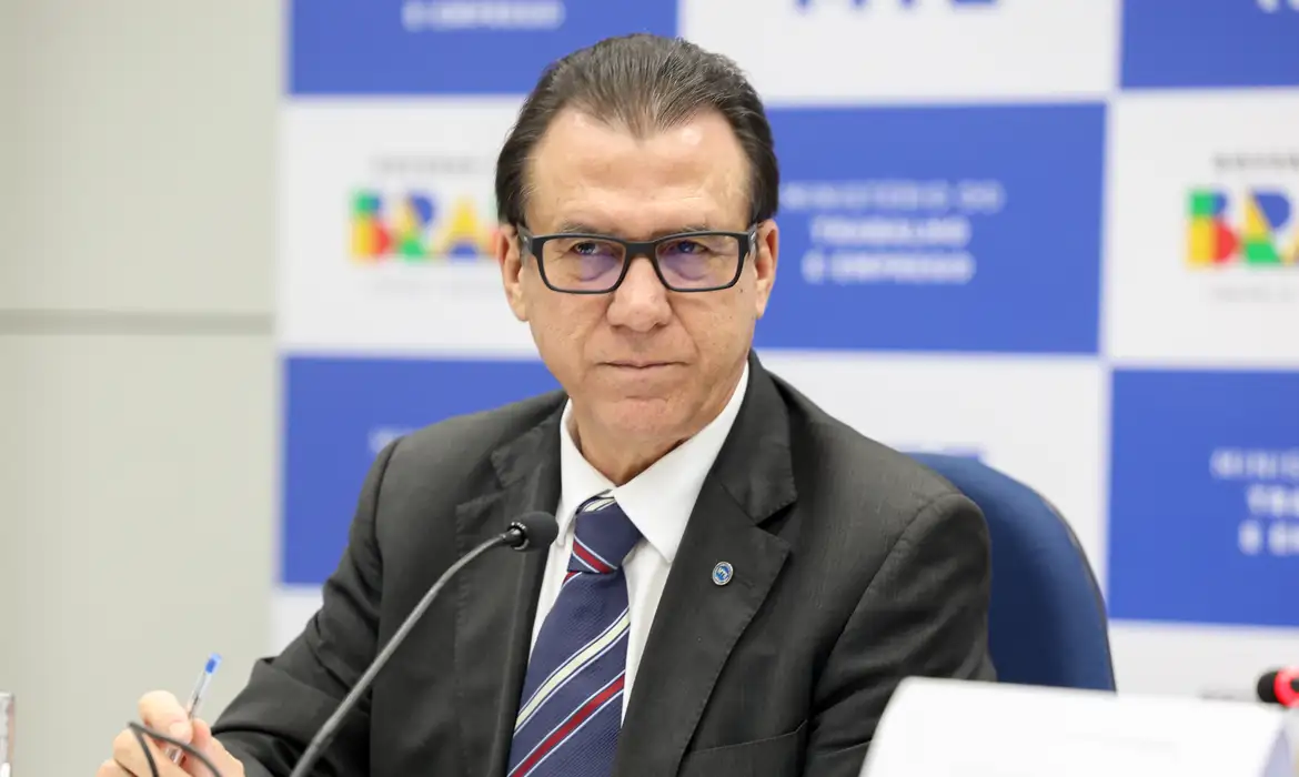 'O mundo não vai acabar', diz ministro do Trabalho sobre tarifaço dos EUA