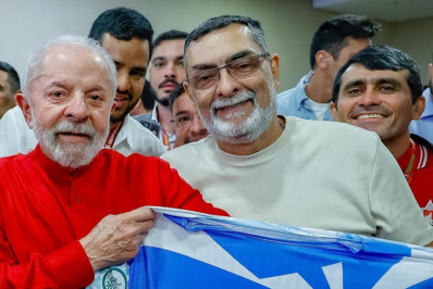 Presidente Lula recebe camisa da Acadêmicos de Niterói