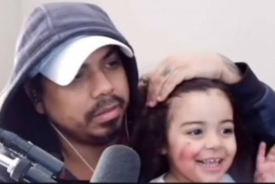 Filha de youtuber morre após cair na piscina enquanto pai fazia live; entenda