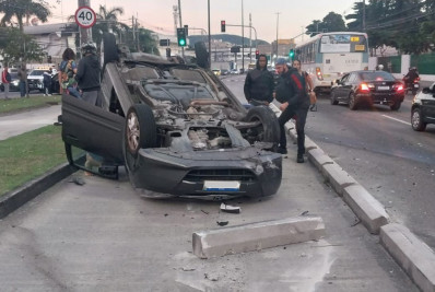 Carro capota em acidente com outro veículo e interdita pista do BRT na Zona Oeste