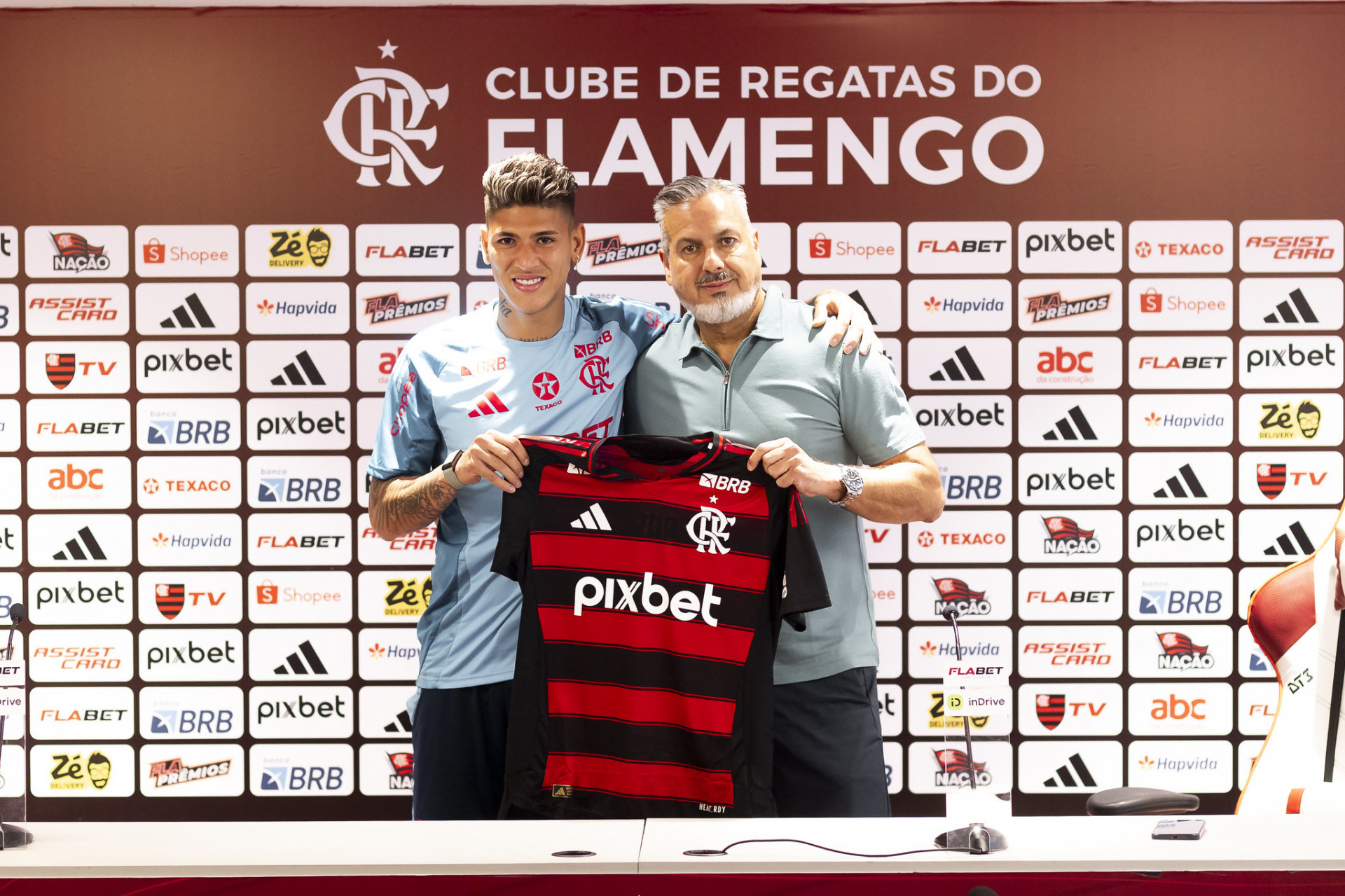 Carrascal ao lado do diretor José Boto - Adriano Fontes/Flamengo