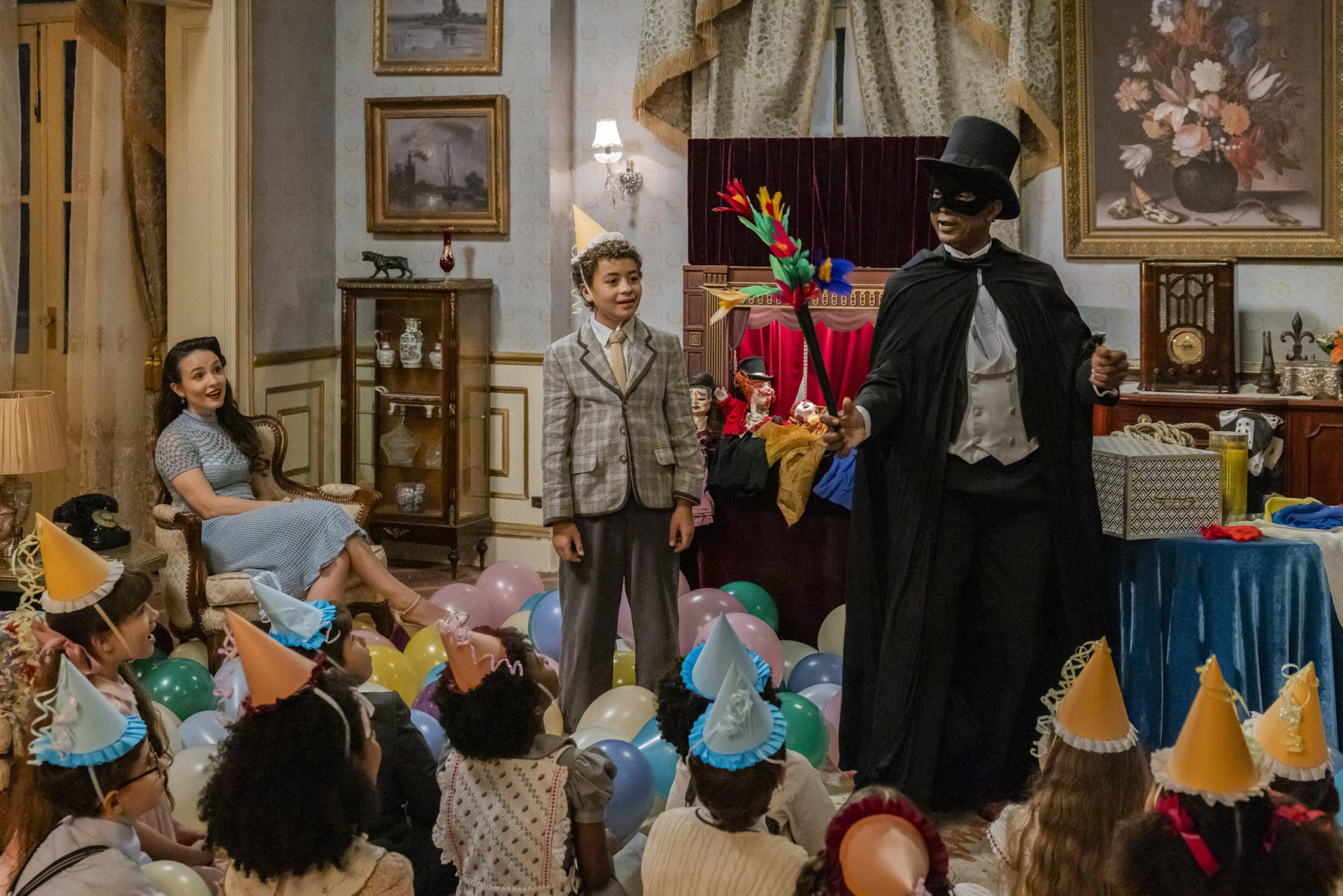 Asdrúbal vestido de mágico, apresenta número para as crianças do abrigo - Globo/ Fábio Rocha