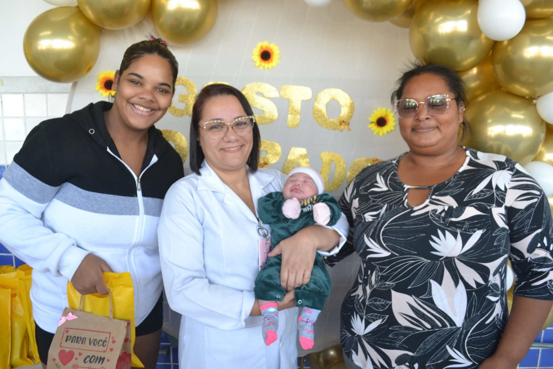 Al&iacute;ria Aparecida (dir), av&oacute; da rec&eacute;m-nascida Mait&ecirc;, participou da a&ccedil;&atilde;o no Centro de Sa&uacute;de An&iacute;bal Viriato - Elias Nic&aacute;cio/ PMSJM