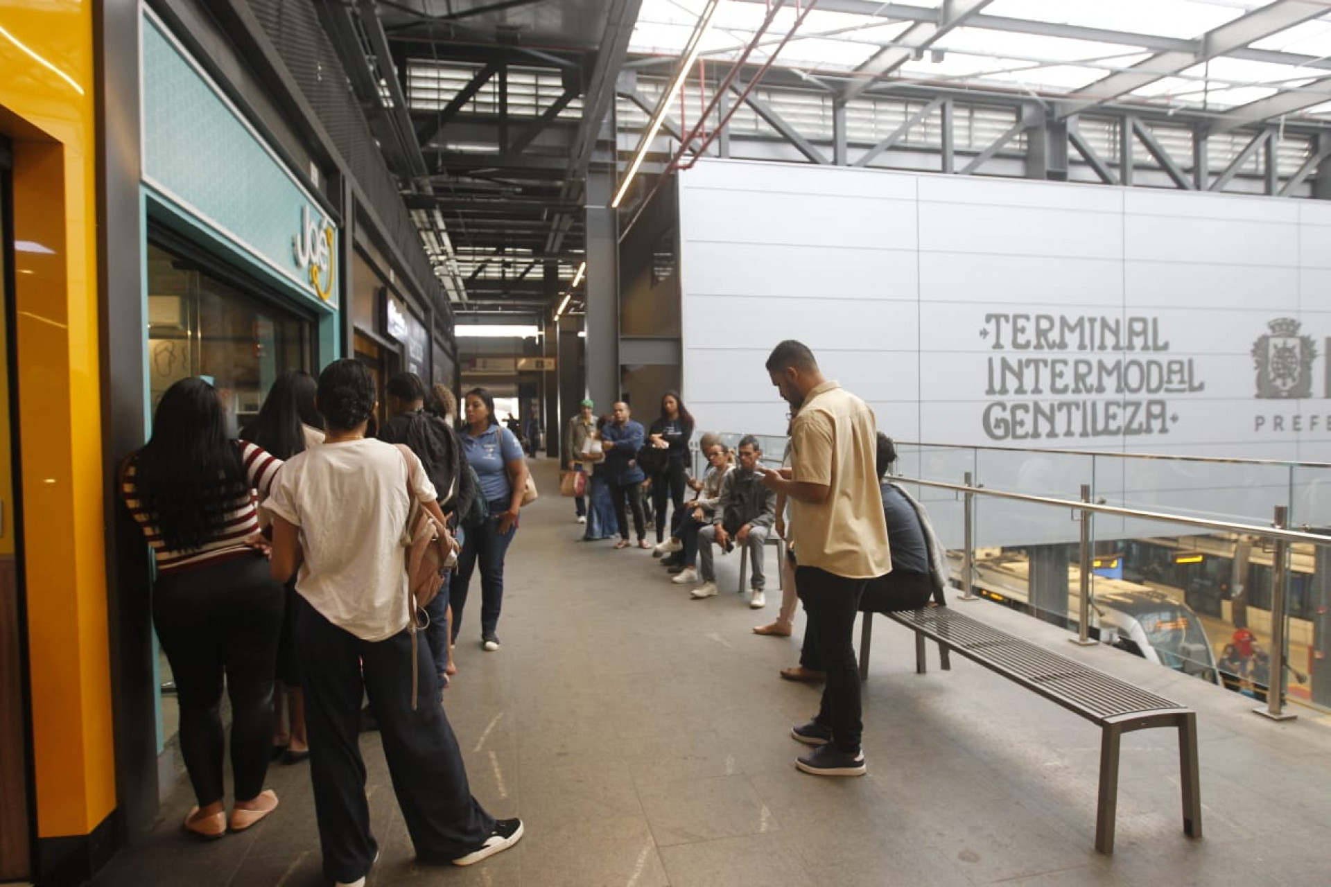 Passageiros enfrentam fila em posto de atendimento do Jaé no Terminal Gentileza - Reginaldo Pimenta/Agência O DIA
