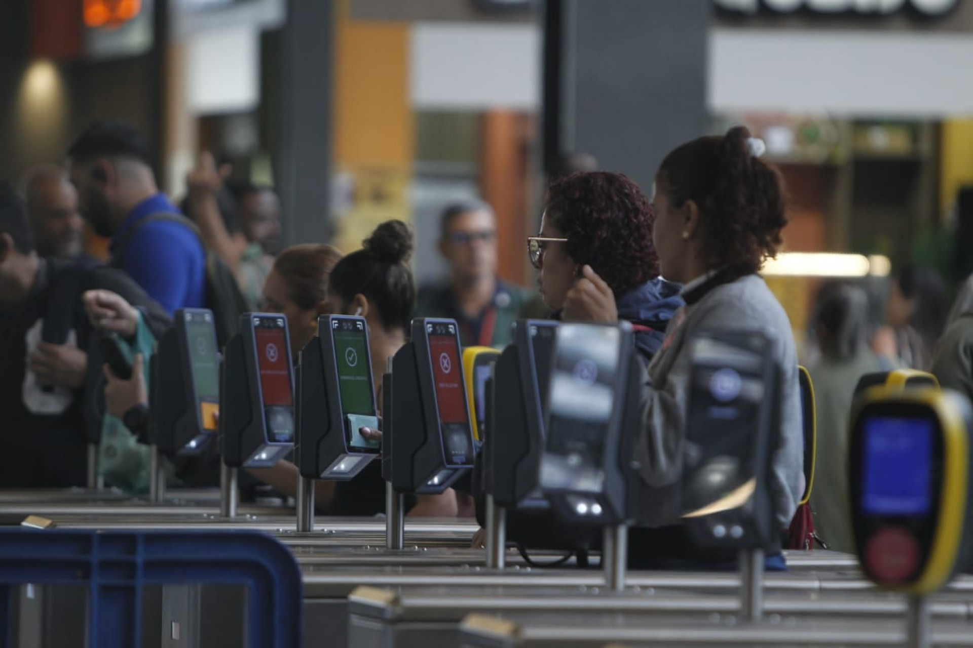 Passageiros embarcam com cartão Jaé no Terminal Gentileza - Reginaldo Pimenta/Agência O DIA