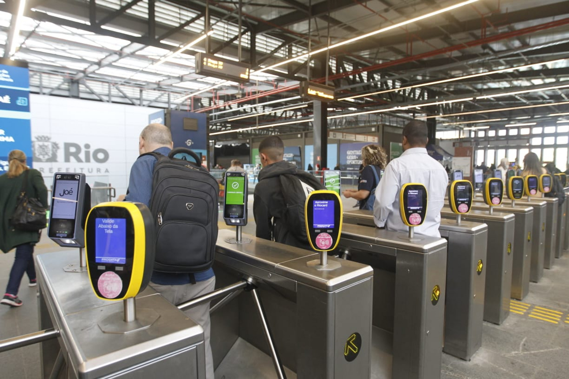 Passageiros embarcam com cartão Jaé no Terminal Gentileza - Reginaldo Pimenta/Agência O DIA