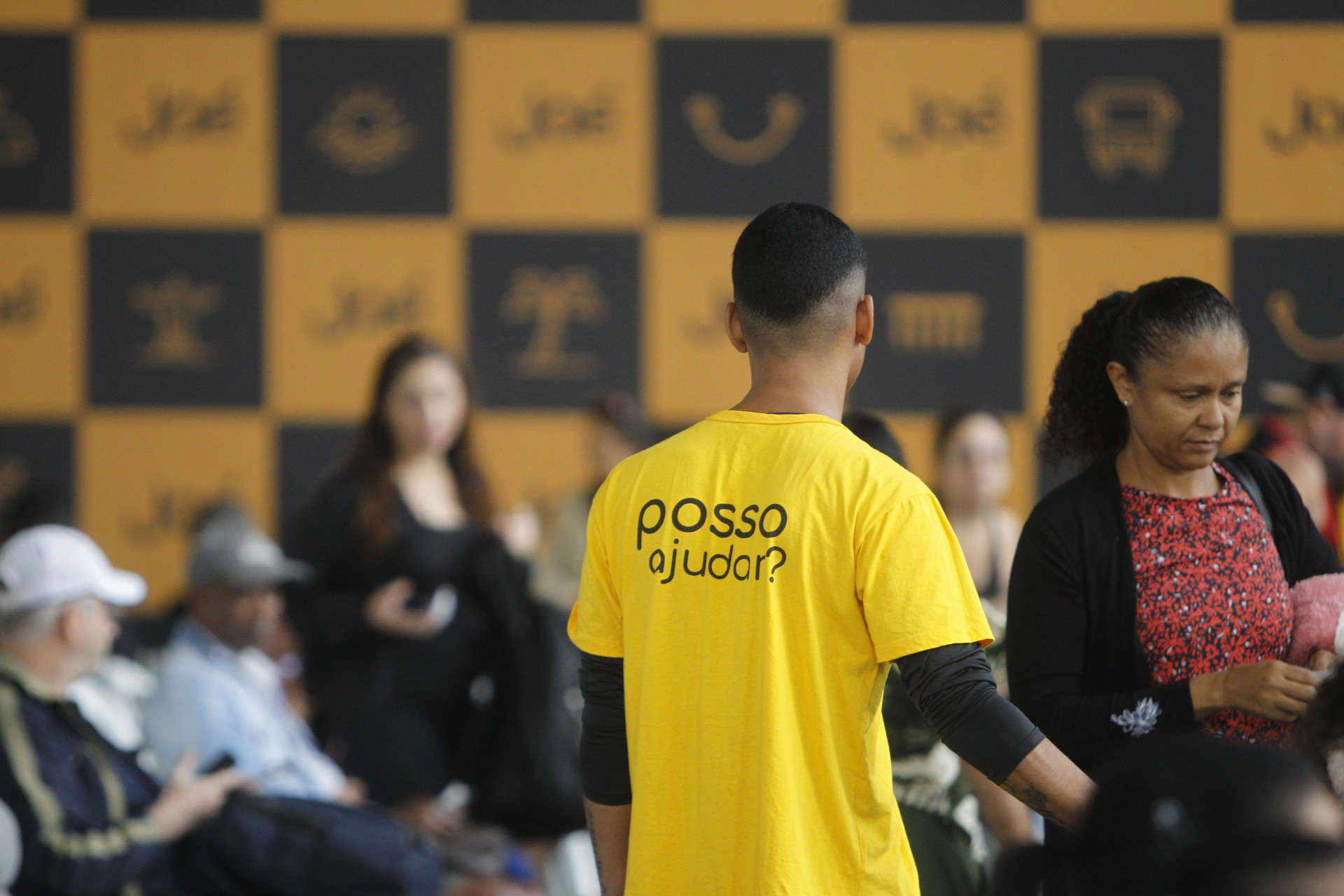 Atendentes espalhados pelo gin&aacute;sio do Clube do Servidor auxiliaram as pessoas com d&uacute;vidas - Reginaldo Pimenta / Ag&ecirc;ncia O Dia