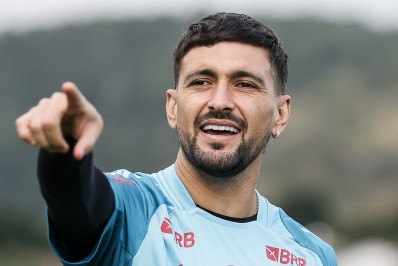 Vítima de chapéu em Flamengo x Mirassol se rende a Arrascaeta: 'Melhor do Brasil'