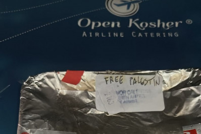 Passageiros de voo da Iberia encontram mensagem 'Palestina Livre' em bandejas de comida judaica