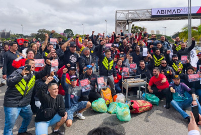 Motoboys protestam em frente a evento do iFood em São Paulo