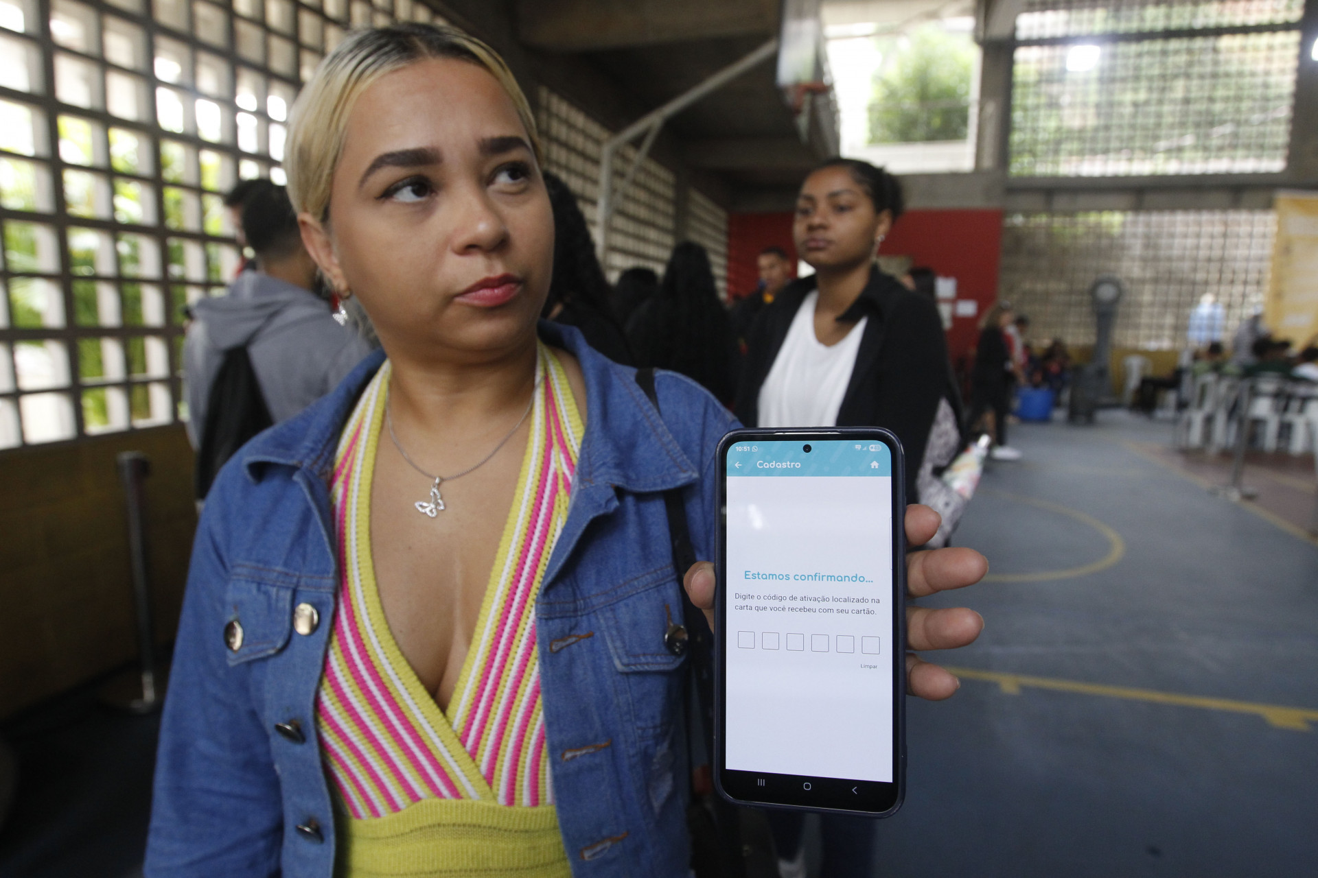 Elisa Rodrigues, 31, pediu ajuda aos atendentes do Superposto para resolver problema de acesso ao app - Reginaldo Pimenta / Ag&ecirc;ncia O Dia