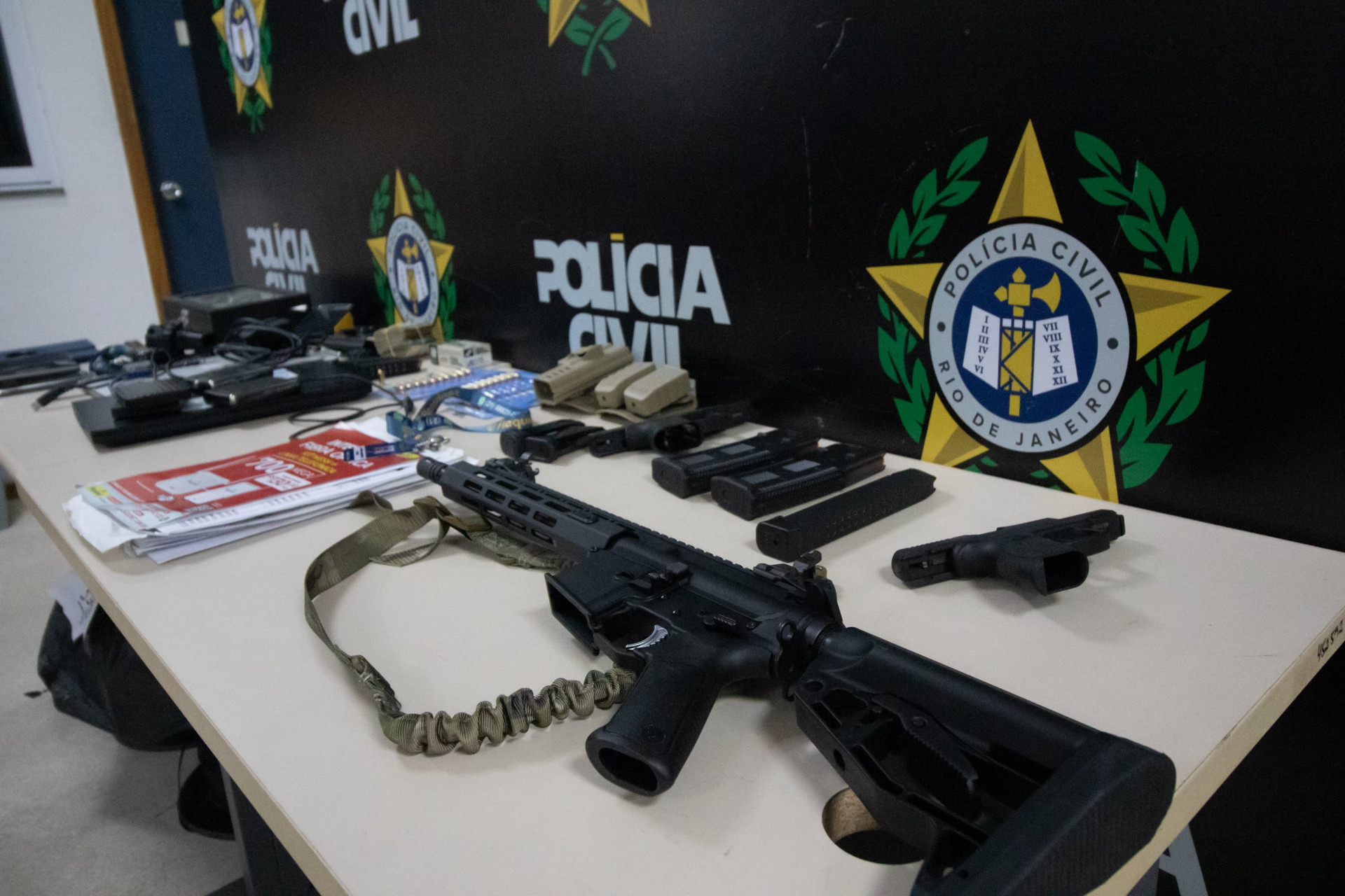 Fuzil apreendido com um dos suspeitos  - Érica Martin/Agência O DIA