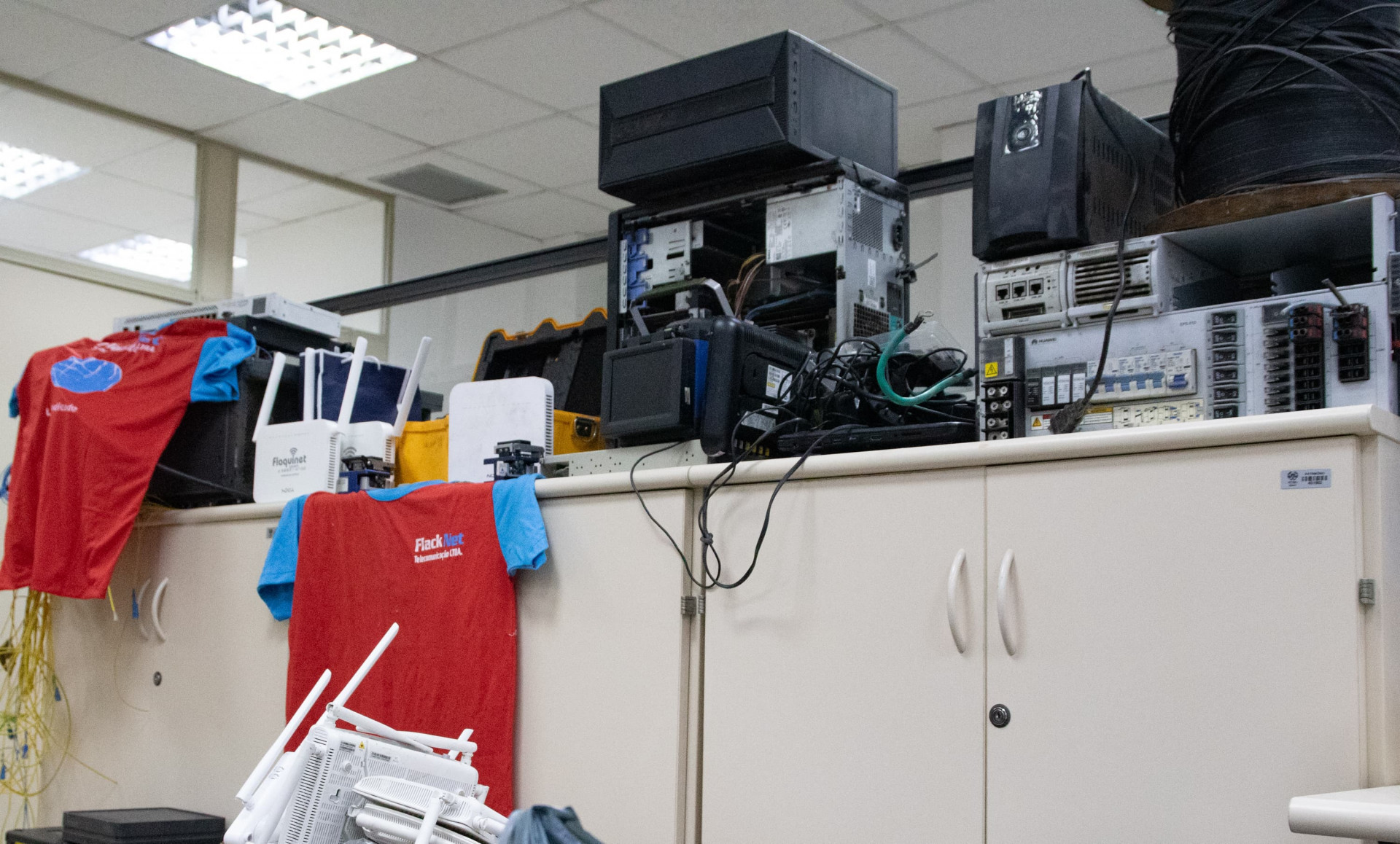 Materiais apreendidos em central clandestina de internet