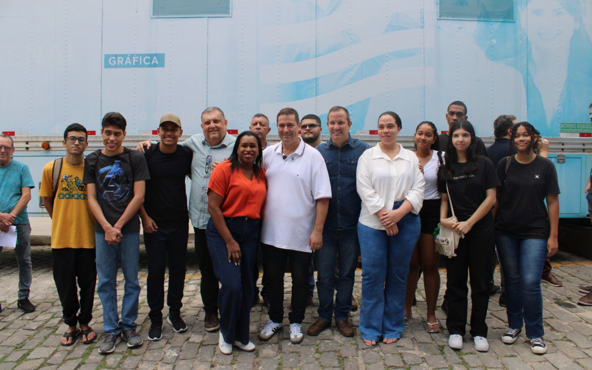Prefeito Léo Vieira (centro) prestigiou o lançamento do curso em parceria com a Firjan SENAI SESI e SIGRARJ