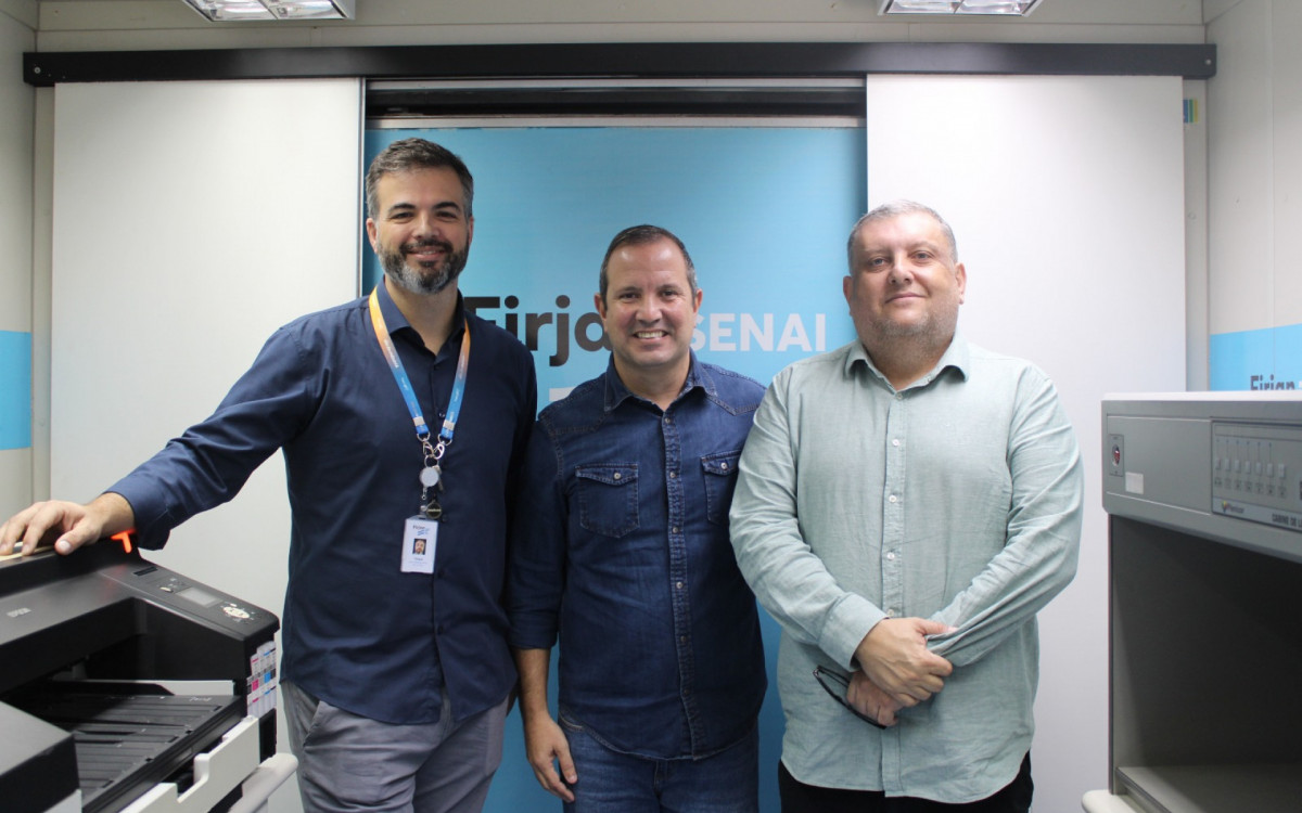Representantes da Firjan e SIGRARJ, com o secretário municipal de Trabalho e Renda, Bruno Correia (centro)