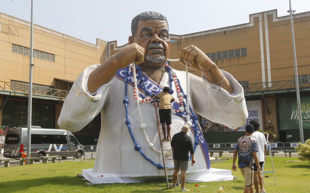 Ajustes na escultura do Laila na Cidade do Samba para \'Noite dos Enredos\'