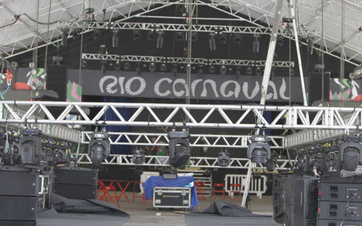 Funcionários trabalham na montagem de estruturas para a \'Noite dos Enredos\' do Grupo Especial